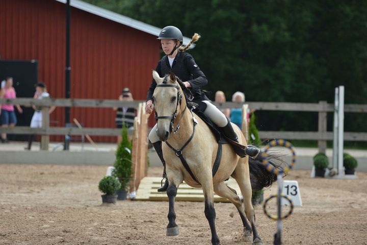 Sara Nissling, 16 år från Skärblacka, tävlar i grenen working equitation, som är en av de nya grenarna i Ryttarutveckling Nivå 3.