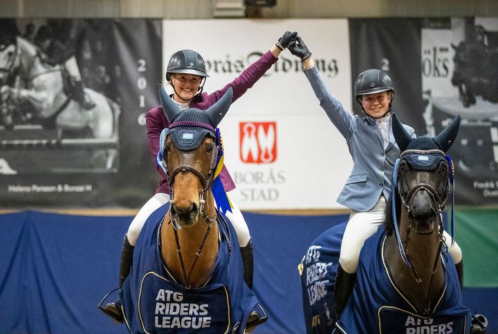 Segrare i 1,50-finalen Emma Emanuelsson tillsammans med Kajsa Björe som vann 1,35-finalen. Båda ryttarna är klara för final i Kungsbacka vecka 10.