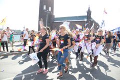 Ridsporten i full galopp förbi Stadshuset i Stockholm under Prideparaden 2018.