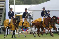 Österlens Ridklubb med Andrea Persson, Linnea Ericsson-Carey, Sara Molvidsson Hellström och Shane Carey vann finalen i Folksam Elitallsvenska på söndagen under Falsterbo Horse Show. Lagledare Gitte Lindskog och Katarina Jönsson.