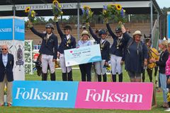 Österlens Ridklubb med Andrea Persson, Linnea Ericcson-Carey, Sara Molvidsson Hellström och Shane Carey vann finalen i Folksam Elitallsvenska på söndagen under Falsterbo Horse Show. Lagledare Gitte Lindskog och Katarina Jönsson.