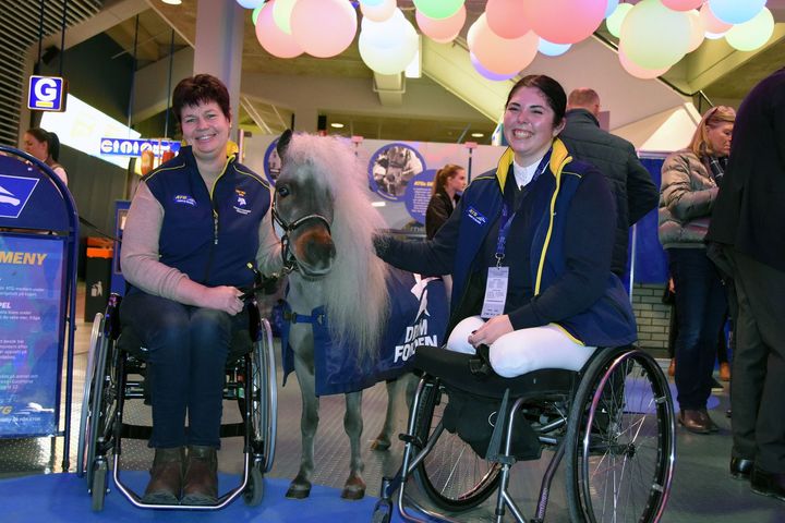 Kerstin Larsson Englund och Felicia Grimmenhag tillsammans med Vinnie.