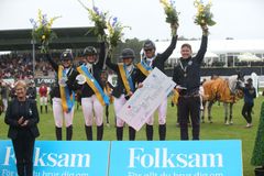 Åby Ridklubb vann Folksam Elitallsvenska, lag-SM i hoppning. Fr v Ann-Catrine Bengtsson, Andrea Falk, Gabriella Mannerson, Sissela Smith, Marcus Westergren och Jonas Rinné