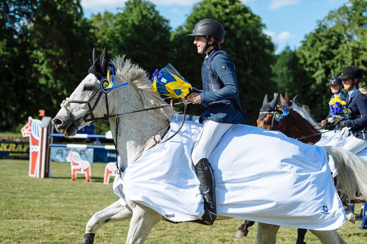 Nils Olin och Södertälje Ridklubb på ärevarv efter seger i semifinalen av Folksam Elitallsvenska