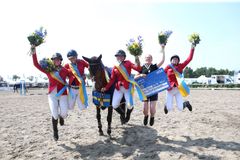 Skästa Ridcenter, Västmanland, vann finalen i AgriaAllsvenskan på söndagen och blev därmed också svenska mästare i hoppning för lag. Isabell Eklöf, Louise Haaga, Emma Kåbring med sin häst Wasabi, lagledaren Mia Pettersson och Sandra Olsson.