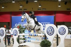 Helena Persson, Årsta Runsten, med Bonzai H vann onsdagens final i Volkswagen Grand Prix på Flyinge, och är därmed också kvalad till de internationella hoppklasserna under Sweden International Horse Show.