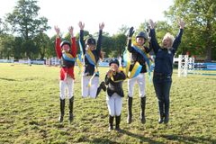 Flyinge Ryttarförening med Philip och Tom Svitzer, Moa Nordfjäll och Cornelia Georgsson med lagledare Lena Svitzer vann finalen i Agria Ponnyallsvenskan, lag-SM i hoppning för ponny, på Strömsholm på lördagen.