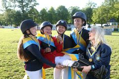 Flyinge Ryttarförening med Philip och Tom Svitzer, Moa Nordfjäll och Cornelia Georgsson med lagledare Lena Svitzer vann finalen i Agria Ponnyallsvenskan, lag-SM i hoppning för ponny, på Strömsholm på lördagen.