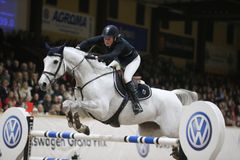 Emma Emanuelsson, från Lerum med Titan vann Volkswagen Grand Prix på onsdagskvällen. Finalen reds på Flyinge. Hon har plockat mest poäng genom hela Volkswagen Grand Prix-serien och på det seger i finalen och 200 000 kronor rikare. Tvåa var Annika Gustafsson, Stockholm, med Undine. Båda ryttarna har nu en plats i Stockholm International Horse Show.