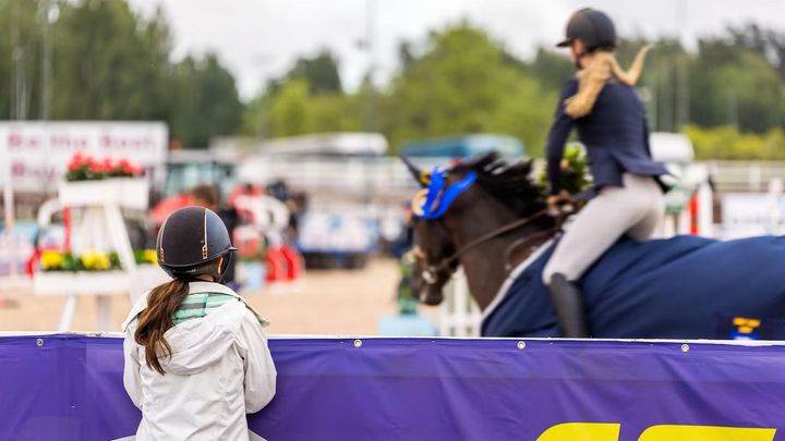 Från årsskiftet blir det enklare och billigare för den som vill börja tävla inom någon av ridsportens grenar. Foto: Svenska Ridsportförbundet