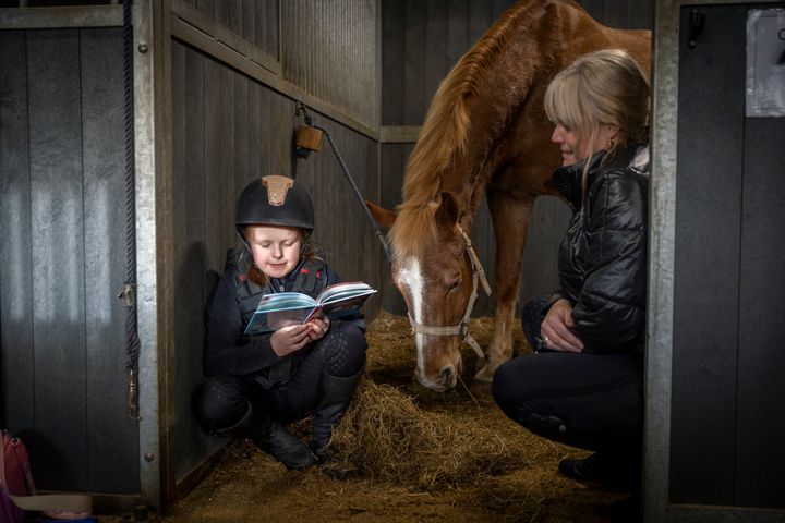 Läsläxan gör Molly bäst i stallet. Här med Champis och mamma Maria. Foto: Susanne Walström