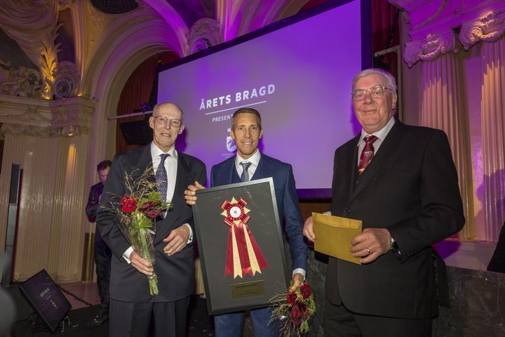 Henrik von Eckermanns andra raka världscupfinalseger och rekordsvit på 28 månader som världsetta belönades med Årets prestation respektive Årets bragd. Prisutdelare var pappa Hans-Erik och Henriks första ridlärare Hans-Olof Ottosson. Foto: Roland Th.