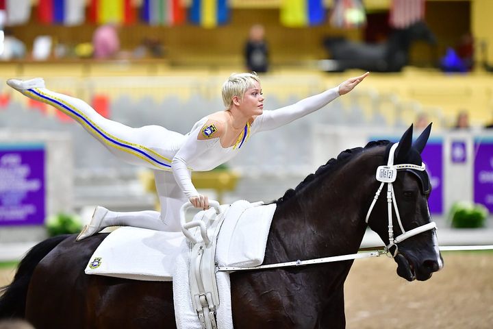 I helgen tävlar Ella Filippa Velander internationell voltige tillsammans med flera svenska voltigörer i belgiska Lier.