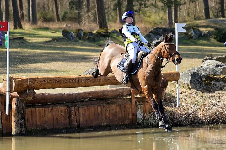 Den svenska fälttävlanssäsongen avrundas traditionsenligt med internationell fälttävlan hos Kristianstad International Eventing i helgen. På bilden Wilma Nyhlén och Stinger som tog SM-silver för young riders i Kristianstad förra hösten.
