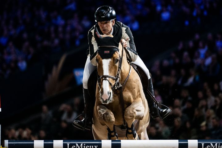 Världscupen i Stuttgart, Tyskland får svensk representation i både hoppning, dressyr och fyrspann. En av de svenska ryttarna på plats är storfavoriten Peder Fredricson.