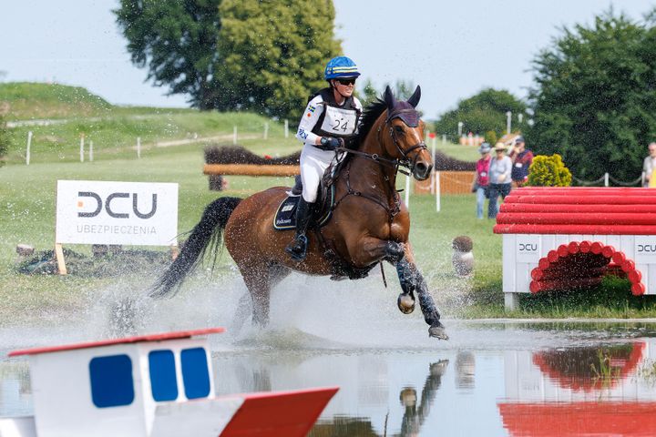 Stora Enso fortsätter som grensponsorer för dressyr och fälttävlan. På bilden Amanda Staam och Carilda Rose AT mot Sveriges första omgångsseger någonsin i FEI Nations Cup.