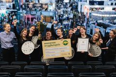 Fr v: Elina Sultan (Stenbecks Stiftelse), Maya Wilke, Tyra Hjalmarsson, Edit Lennartsson, Molly Lilja, Alice Persson, Ellinor Åkesson och Ella Karlsson från Karlskrona Lyckå ridklubb, Catrine Hermansen (Svenska Ridsportförbundet).