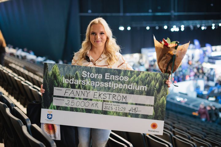 22-åriga Fanny Ekström från Halmstad beskriver sig själv som spindeln i nätet på Skedala Ridklubb. Nu ska hon utveckla sin ledarroll i föreningen genom Stora Ensos ledarskapsstipendium på 25 000 kronor.