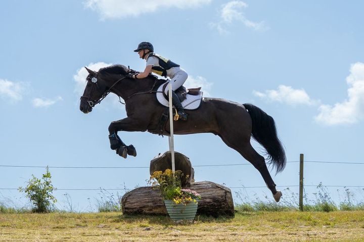 Ella Björklund ingår både som dressyr- och fälttävlansryttare i Folksams Ryttarutveckling Nivå 3.