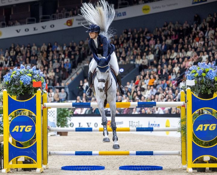 Inget hinder är för högt! Wilma Hellström och resten av hopplandslaget går in i 2026 med utökade stöd från ATG i form av särskilt grensponsorskap för hoppning. Bilden är tagen på Gothenburg Horse Show 2025 och hästen heter Eleven.