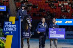 Niklas Arvidsson och Marieke VDL tillsammans med prisutdelare Henrik Ankarcrona och Peter Dennbrink.