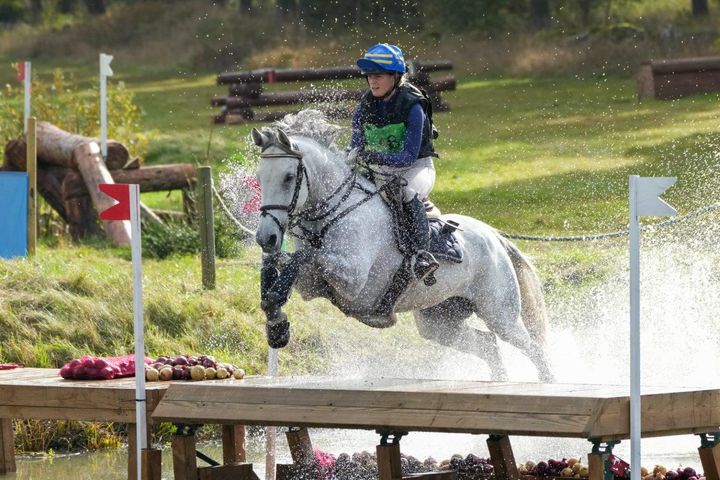 Landslagsryttaren Frida Andersen kommer till Kristianstad för årets första internationella tävling. Stonehavens Baby Blue, EM-häst 2025, är en av hästarna som kommer till start.