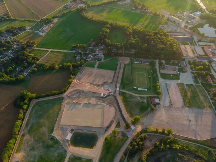 Fredricson Arena vid Flyinge Kungsgård. Där ska mästare koras i Folksam SM i hoppning för seniorer och young rider 2026.