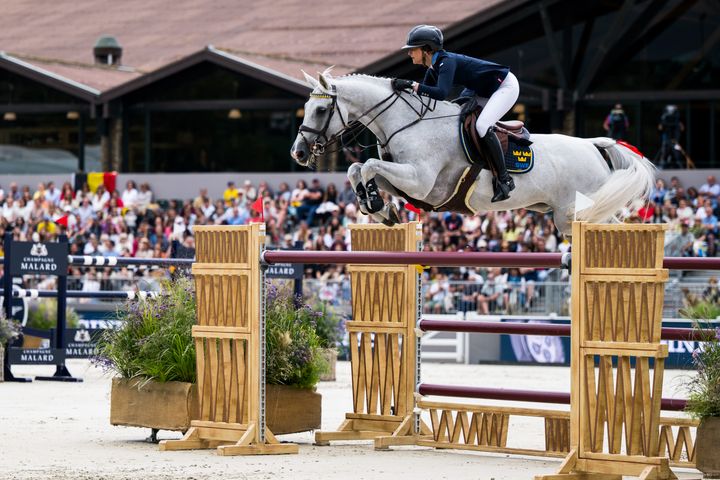 Svensk toppduo på G! Wilma Hellström och Cicci BJN är i Fontainebleau, Frankrike för femstjärnig hopptävling kommande helg. Bilden är från EM i spanska La Coruña 2025.