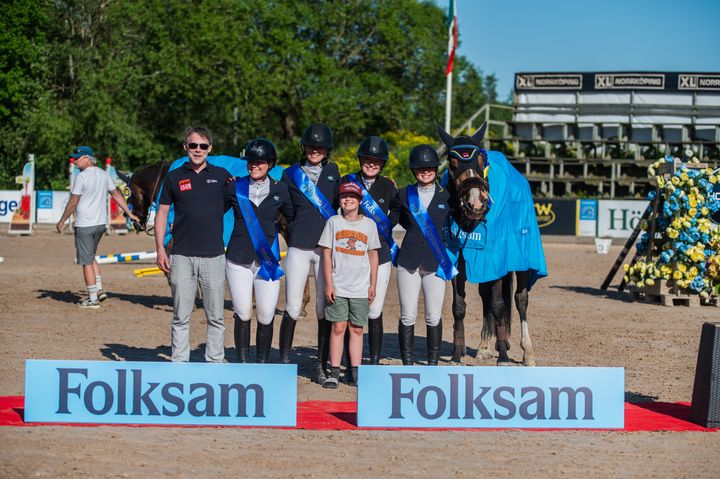 Jump Club vann semifinalen av Folksam Elitallsvenska 2026. I laget: Kajsa Björe/Ballyshan Copa Cabana, Rebecca Falck Lagercrantz/High Five Z, Jenny Johansson/Viva Verona, Emma Emanuelsson/Mr Perfect (SWB) och lagledare: Daniel Selin.