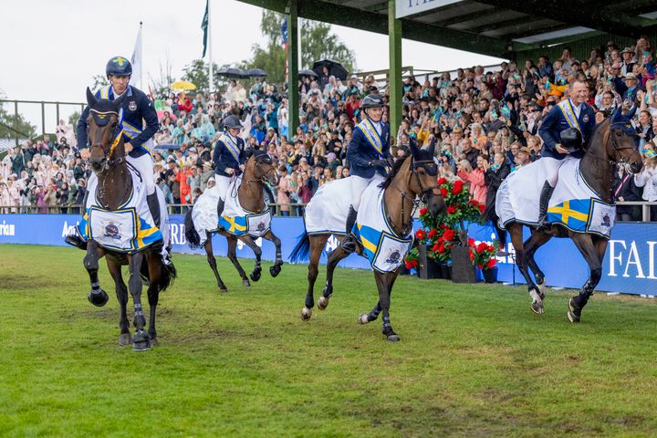 Ett stjärnfyllt svensk hopplag tog hem Nations Cup i Falsterbo 2025! Nu väntar en ny chans att möta den mäktiga Falsterbopublikens hyllningar. Henrik von Eckermann, Amanda Landeblad, Petronella Andersson och Peder Fredricson red i laget 2025.