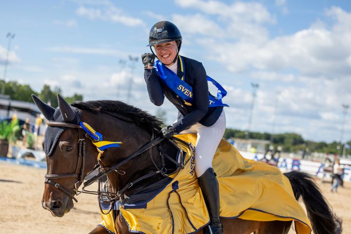 Regerande svenska mästaren för young rider, Annie Hjertén med Clementine, strålande som en sol när hon hade säkrat guldet i Folksam SM i hoppning för young rider 2025! Kommande helg är det dags för Folksam Ungdoms-SM i hoppning utomhus 2026.