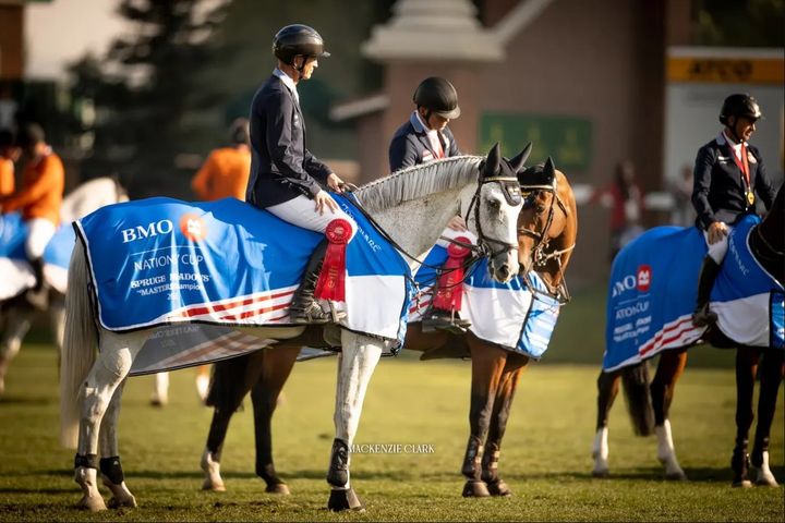 2022 vann Sverige en drömseger i Nations Cup på Spruce Meadows i Kanada. Peder Fredricson, Jens Fredricson, Henrik von Eckermann och Rolf-Göran Bengtsson red i laget den gången. Kommande helg är ett nytt lag på plats för att ta sig an den inspirerande uppgiften att göra nationshoppning på en av världens mäktigaste arenor.