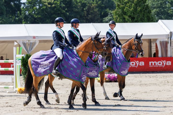 Amanda Staam, Stina Arosenius och Jenny Glebenius vann FEI Eventing Nations Cup i Strzegom 2025 för Sverige. Jenny Glebenius, längst bak i bild, åker nu till Boekelo i Nederländerna för en ännu större uppgift tillsammans med Katrin Norling och Henrik Adnervik.