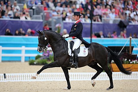 OS-medaljören Carl Hester, här på Uthopia, kommer till Sweden International Horse Show till fots, sedan hans häst fått kolik.