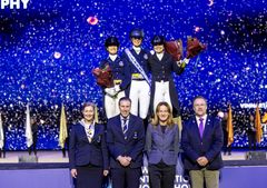 In front of podium: Sandra Ruuda, Johan Fyrberg, Christin Ericsson, Magnus Ringmark.