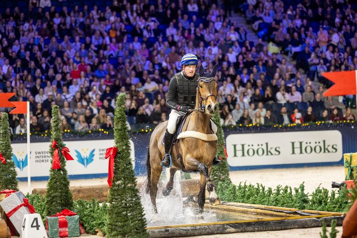 From last to first. Niklas Lindbäck made a strong comeback in Sunday’s final of the Agria Indoor Eventing.
