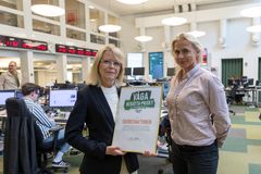 Anna Larsson och Karin Wettre från Ekoredaktionen tar emot Våga berätta-priset 2025.