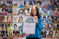 Maria Hagström från Situation Sthlm tar emot Våga berätta-priset 2025.