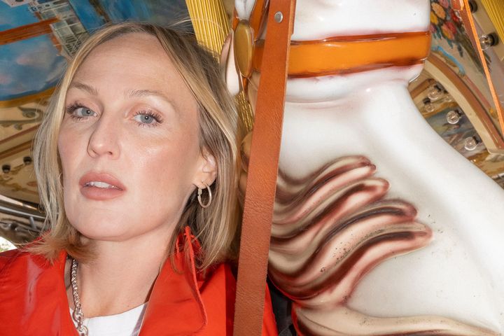 Varje år auktionerar fotografen Johan Rönnow ut ett unikt musikerporträtt till förmån för Suicide Zero. Årets bild föreställer Moonica Mac. Foto: Johan Rönnow