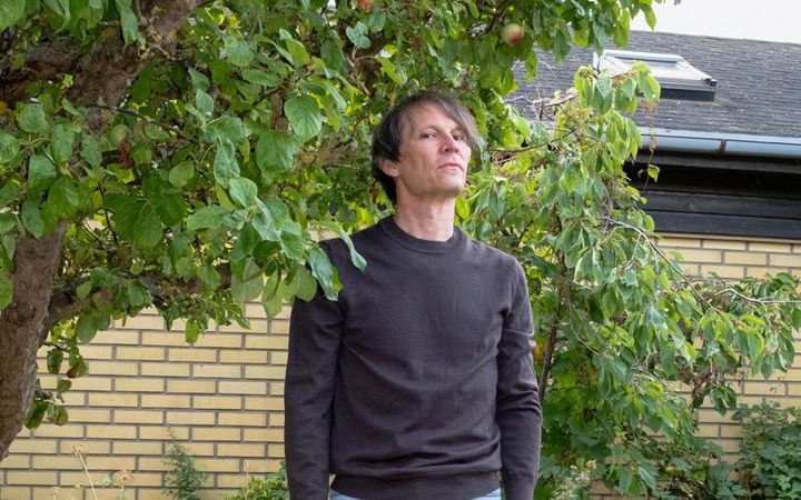 En exklusiv porträttbild av Jakob Hellman auktioneras ut till förmån för Suicide Zero. Foto: Johan Rönnow