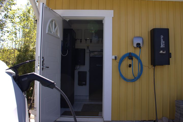 Ferroamp V2X laddar ur en elbil