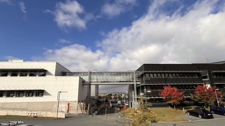 Kvarteret Visionen vid Asecs i Jönköping där två byggnader med befintliga solcellsanläggningar nu binds ihop av ett PowerShare från Ferroamp.