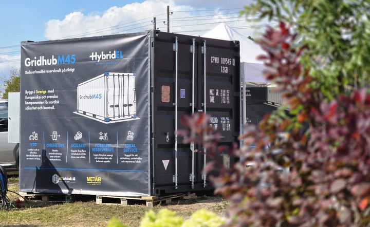 GridhubM45 är en specialdesignad battericontainer dit man kan koppla både solpaneler, diselgeneratorer och V2X-laddare för användning off-grid.