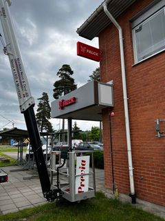 Ny ersätts Previaskyltarna med Falckskyltar i Västerås då Previa byter namn.