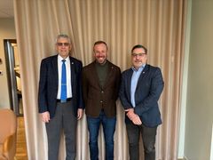 Thomas Jönsson, Styrelseordförande Södra Hallands Kraft ekonomisk förening, Johan Zakrisson, Interim Head of Value Chain St1 Biokraft, och Tobias Nilsson, Koncern-VD Södra Hallands Kraft ekonomisk förening vid signeringen den 28 februari.