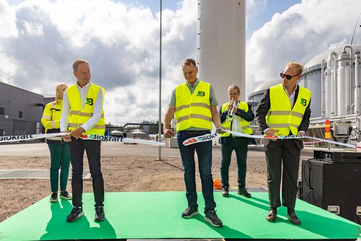 Bandklippning och invigning av St1 Biokraft Mönsterås. Bandet klipptes av Allan Widman, Landshövding Kalmar Län, Lars-Olof Andersson, ordförande Mönsterås Biogas AB och Miika Johansson, VD St1 Biokraft