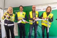 Bandklippning vid invigningen. Från vänster: Heidi Wold, kommunikationschef och Sohrab Moshiri, Head of Sales, St1 Biokraft, samt Anders Lönroth, mp, kommunalråd Huddinge och Jennie Albinsson, näringspolitisk expert Stockholms Handelskammare.