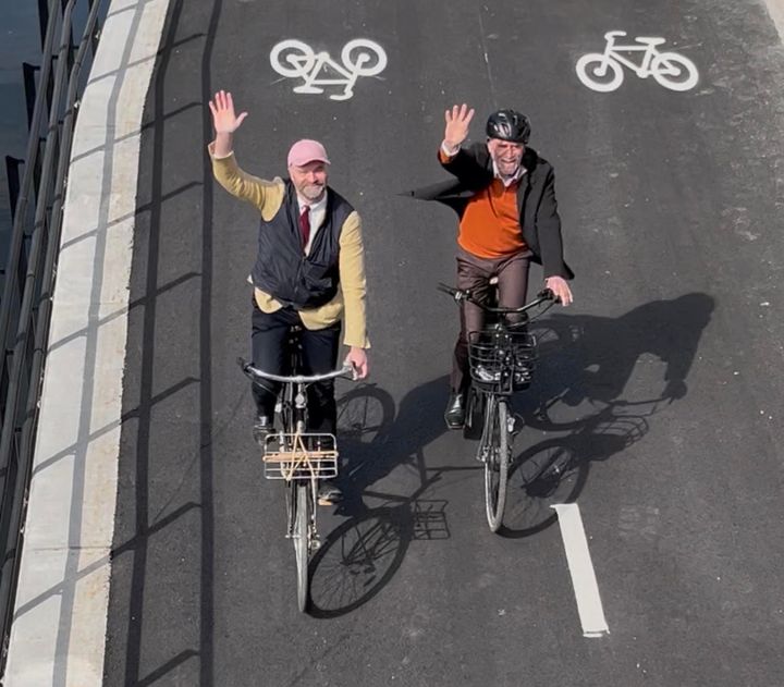 Lars Strömgren och Daniel Helldén cyklar längs Riddarholmskanalen i Stockholm.