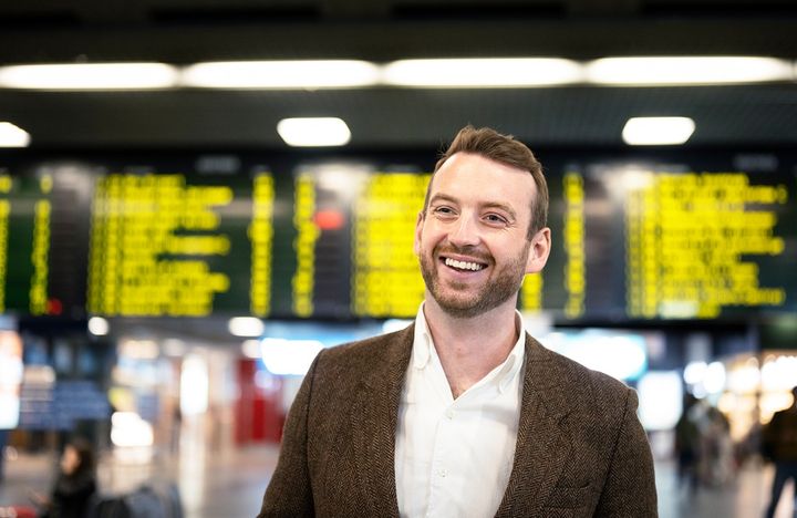 Jakop Dalunde på tågstation.