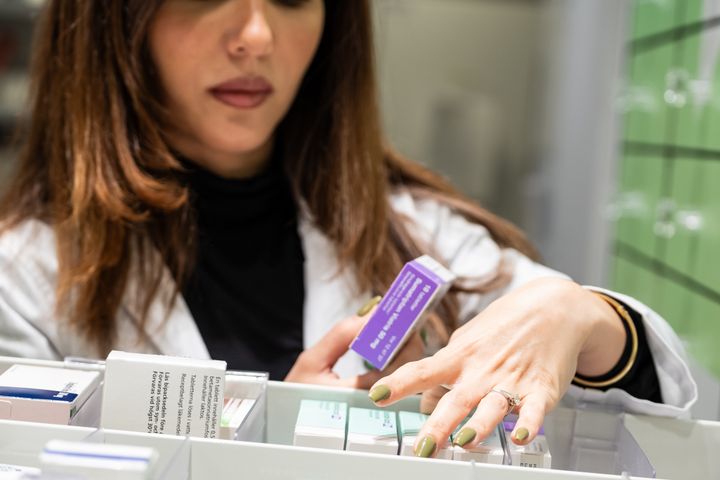 farmaceut plockar läkemedel